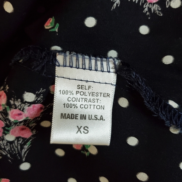 2/$30 - H.I.P Floral Polka Dot Sleeveless Blouse - Rpunded Trim- XS - Picture 4 of 5